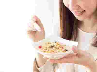 グラノーラを食べる画像