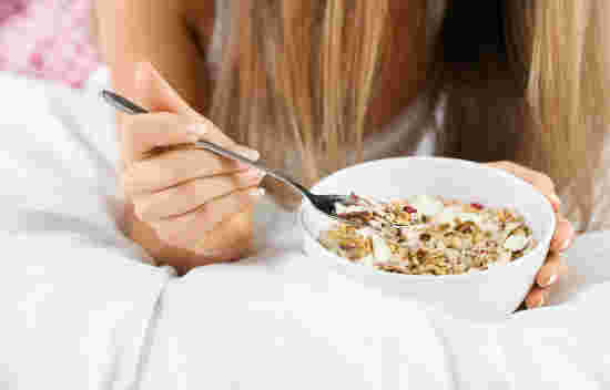 グラノーラを食べようとする人の画像
