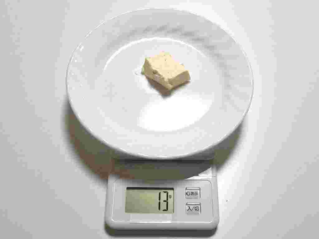 マーガリンが計測機で測られている