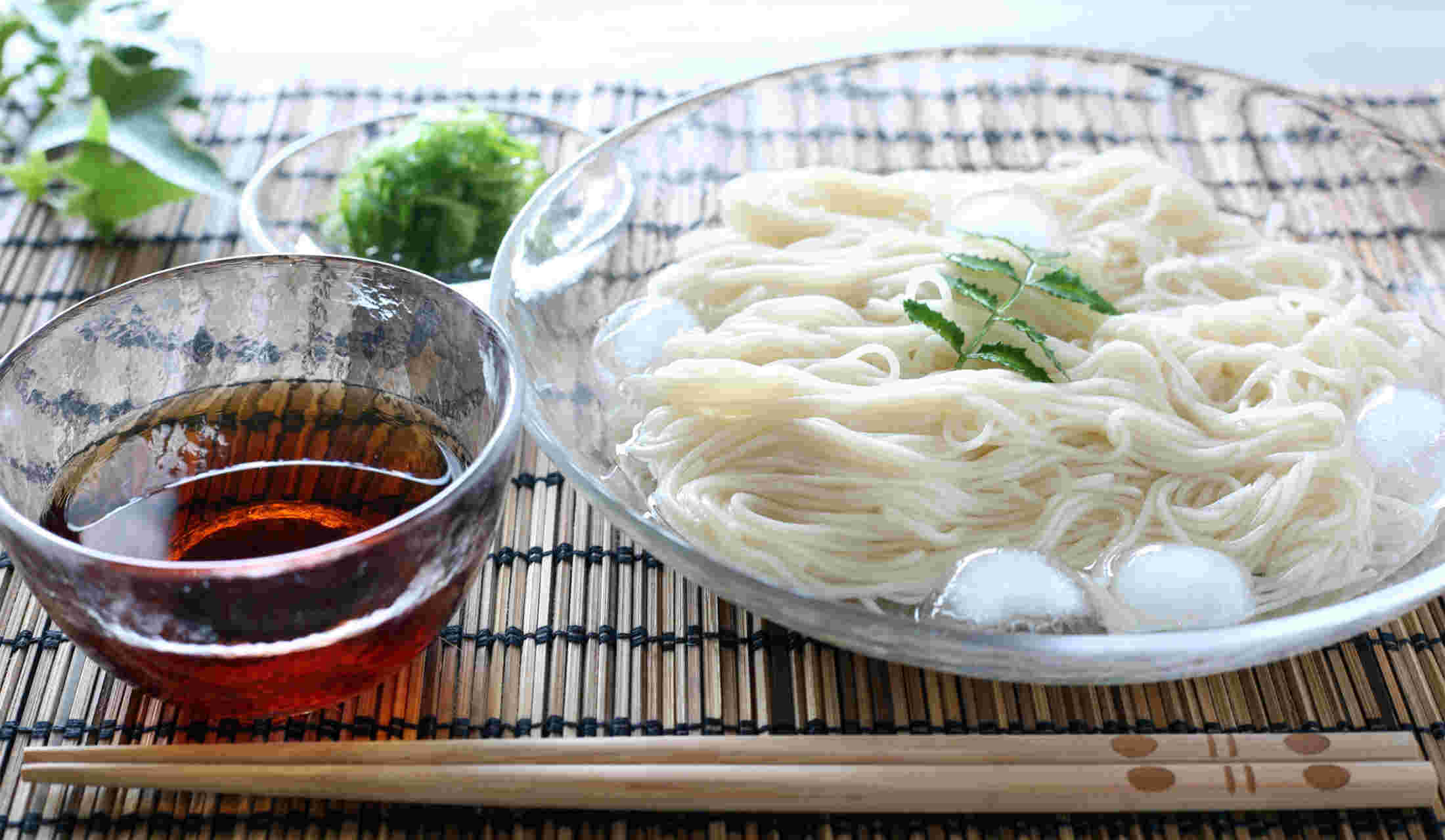 そうめんの上に氷がのった涼しげな料理風景