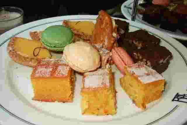 マカロンやチョコケーキなどいろいろなスイーツをのせてお皿