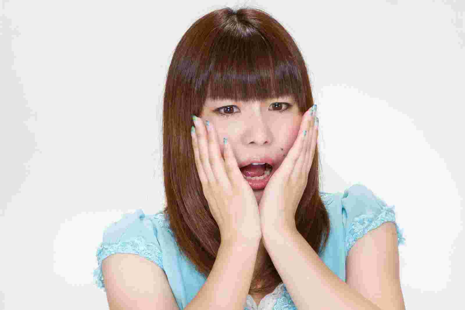 困った顔の女性フリー画像
