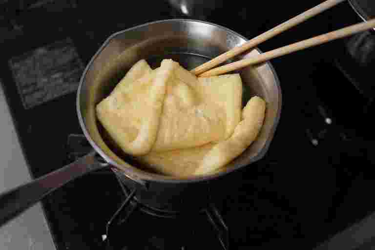 油揚げを煮込む様子