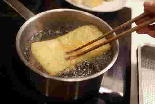 油揚げを茹でる様子