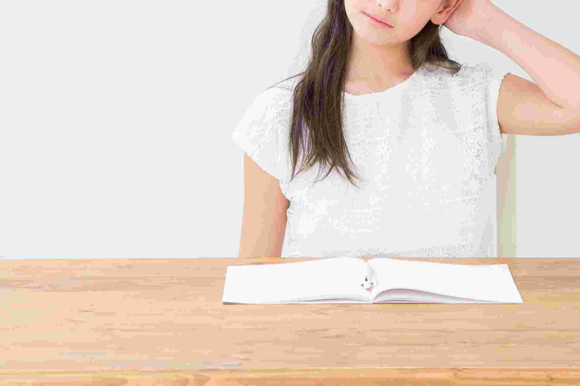 考える女性