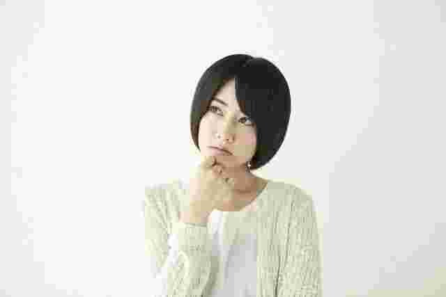考える女性