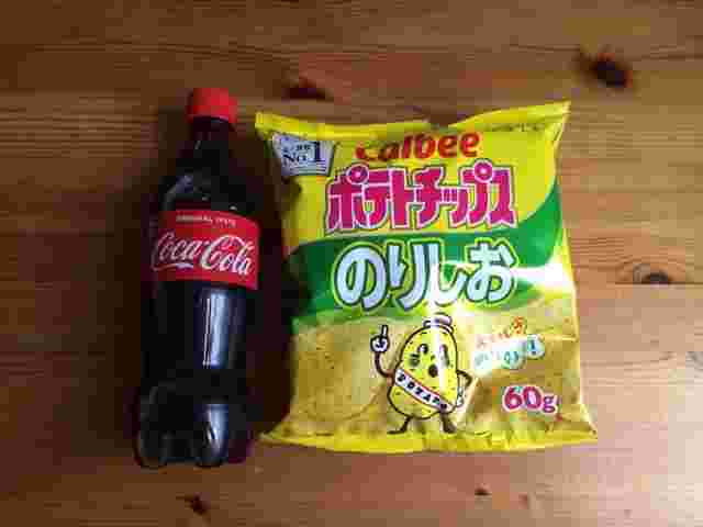 ポテトチップスとコーラの組み合わせ