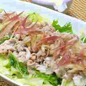 綺麗に盛り付けられたサラダ