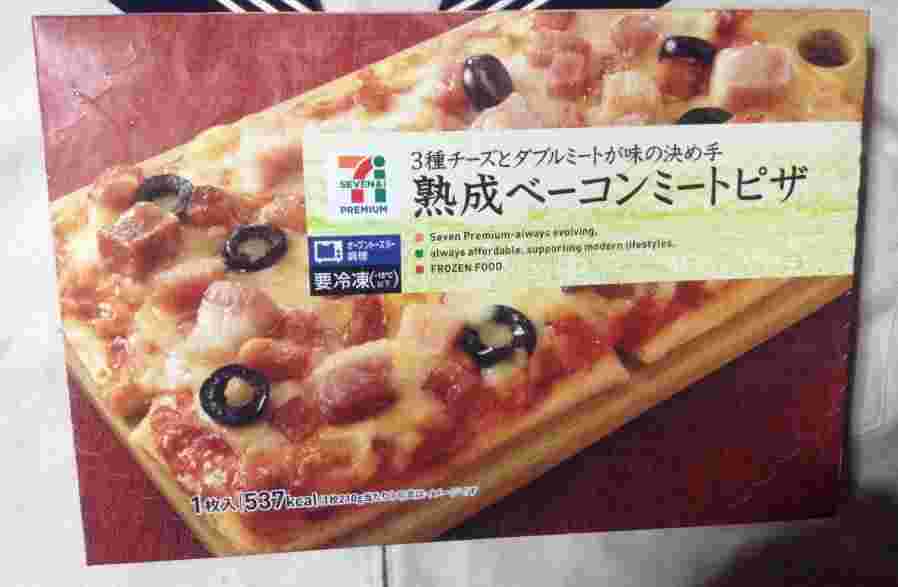 セブンイレブンの熟成ベーコンミートピザ