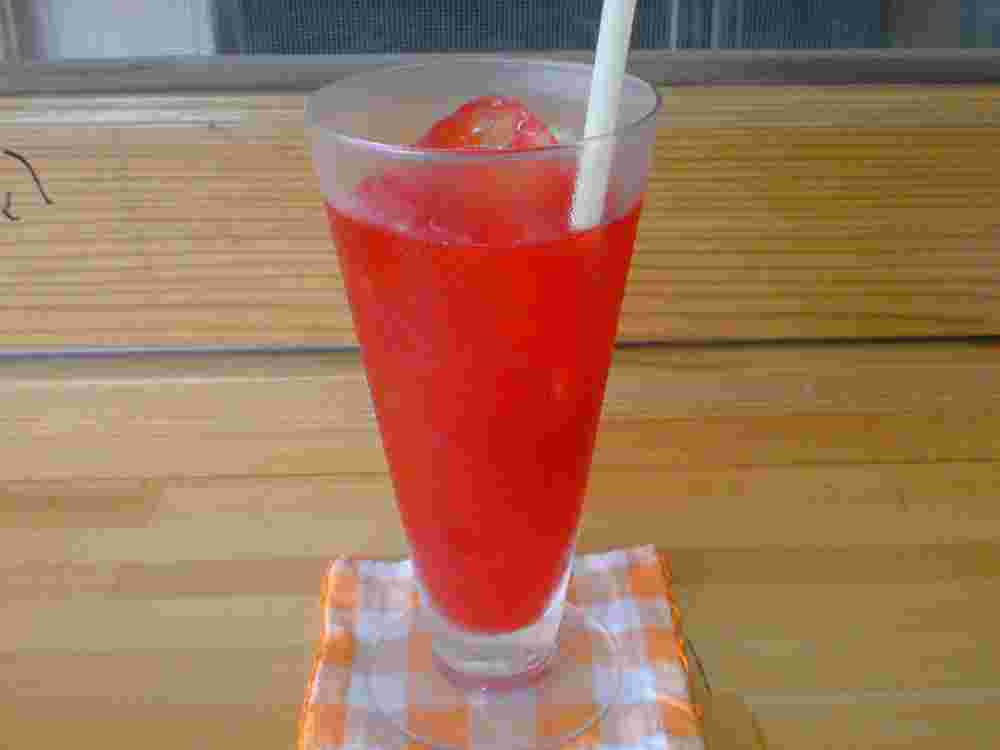ストローがささったアセロラジュース