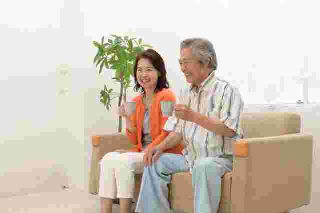 お茶を飲む二人