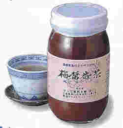 ビンの中に入った梅醤番茶（うめしょうばんちゃ）とそれを溶かした湯呑