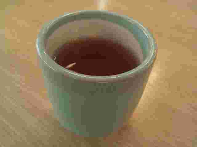 湯呑に入った梅干し番茶