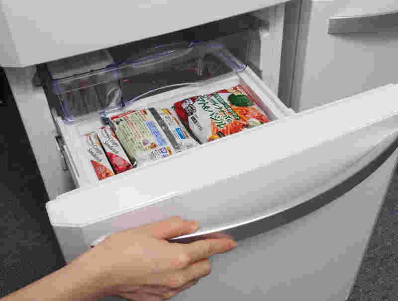 冷凍室を開けている様子
