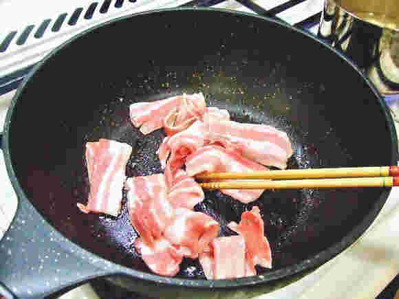 豚肉を炒めている写真