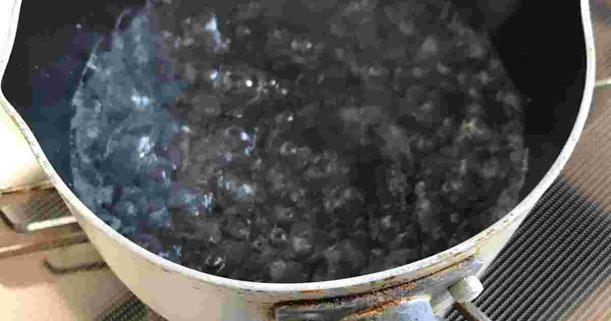 かきごおりのみぞれシロップを作る様子