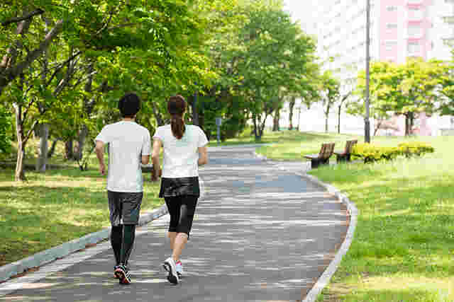 ウォーキング中の男女の後ろ姿