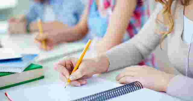 勉強する学生の手元