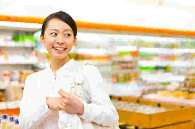 お買い物中の主婦