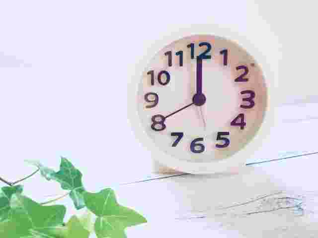 12時を指す小さい時計