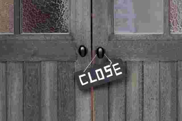 CLOSEの札のかかった木の扉