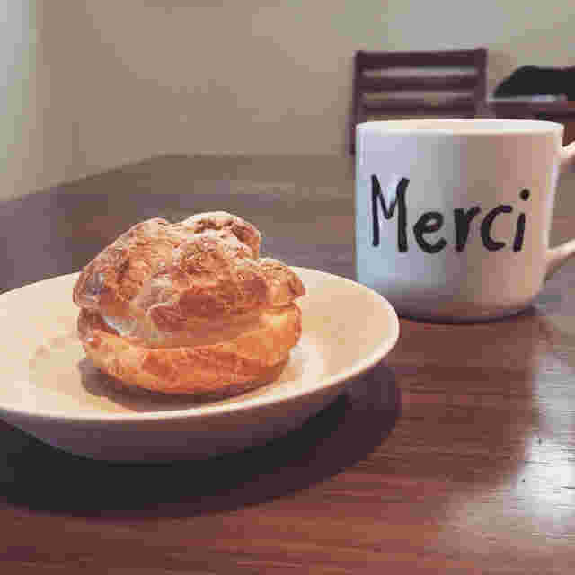 シュークリームとコーヒーカップ