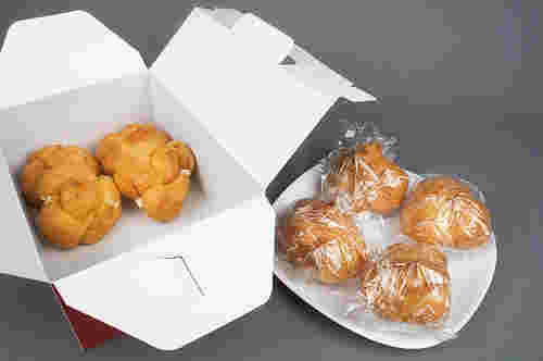 ラップに包んだシュークリーム