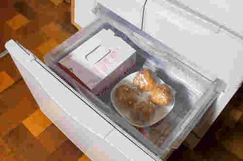 冷凍庫に入ったシュークリーム