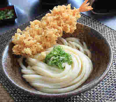 海老天がのったうどんの画像