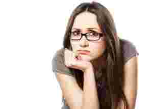 ダイエットがうまくいかず困った表情の女性