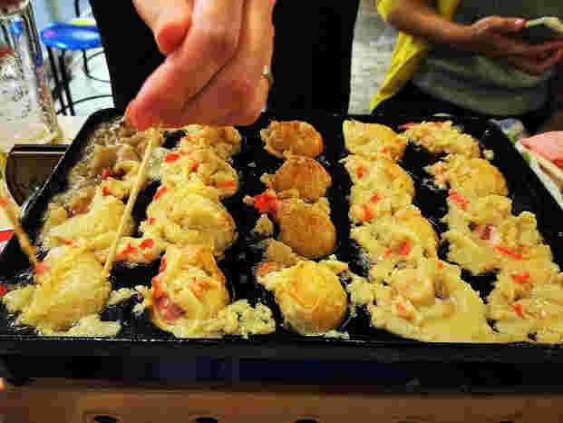 たこ焼きを作っている様子