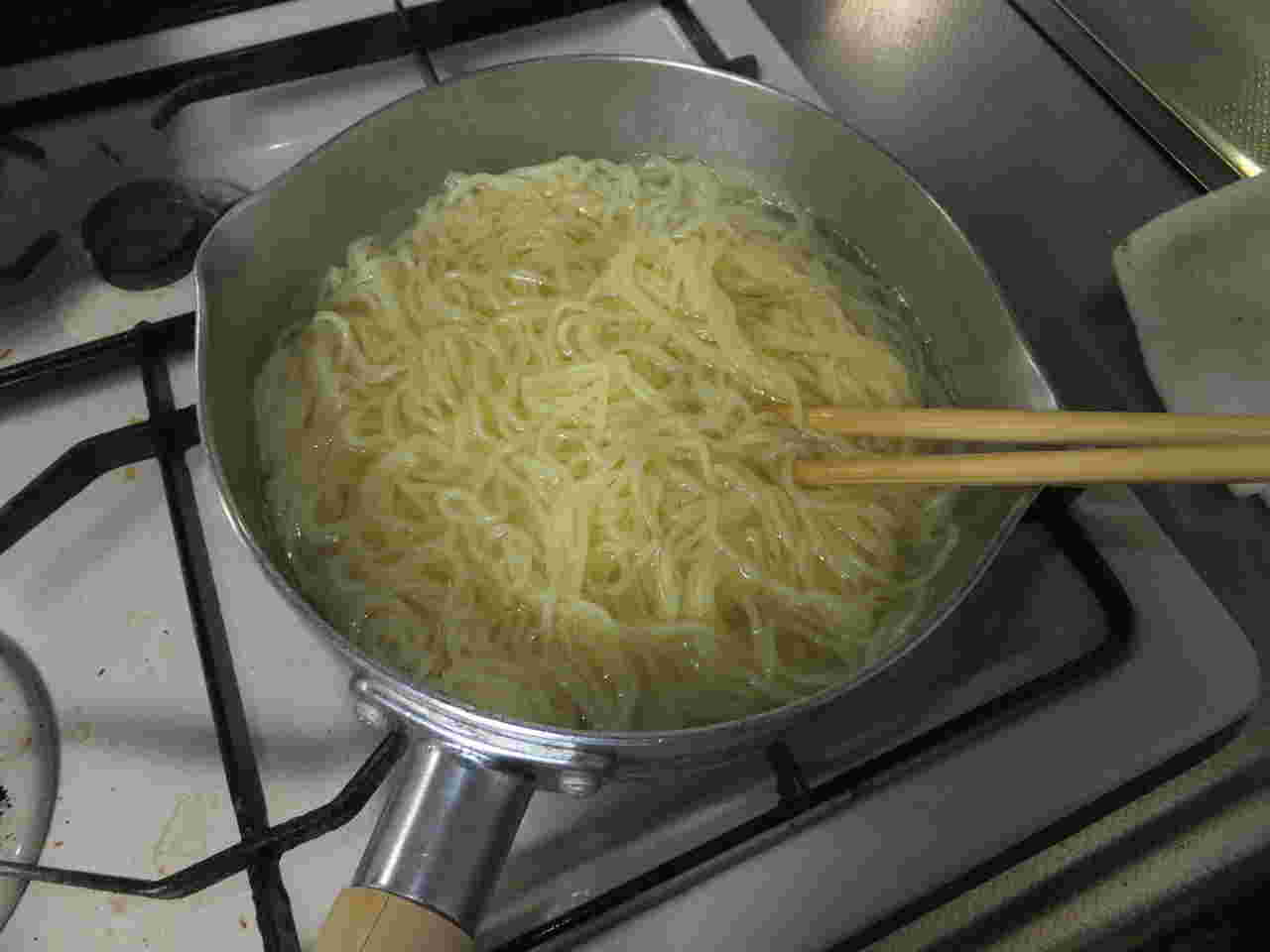 焼きそば麺を鍋で茹でている様子