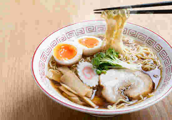 湯気の上がる醤油ラーメン