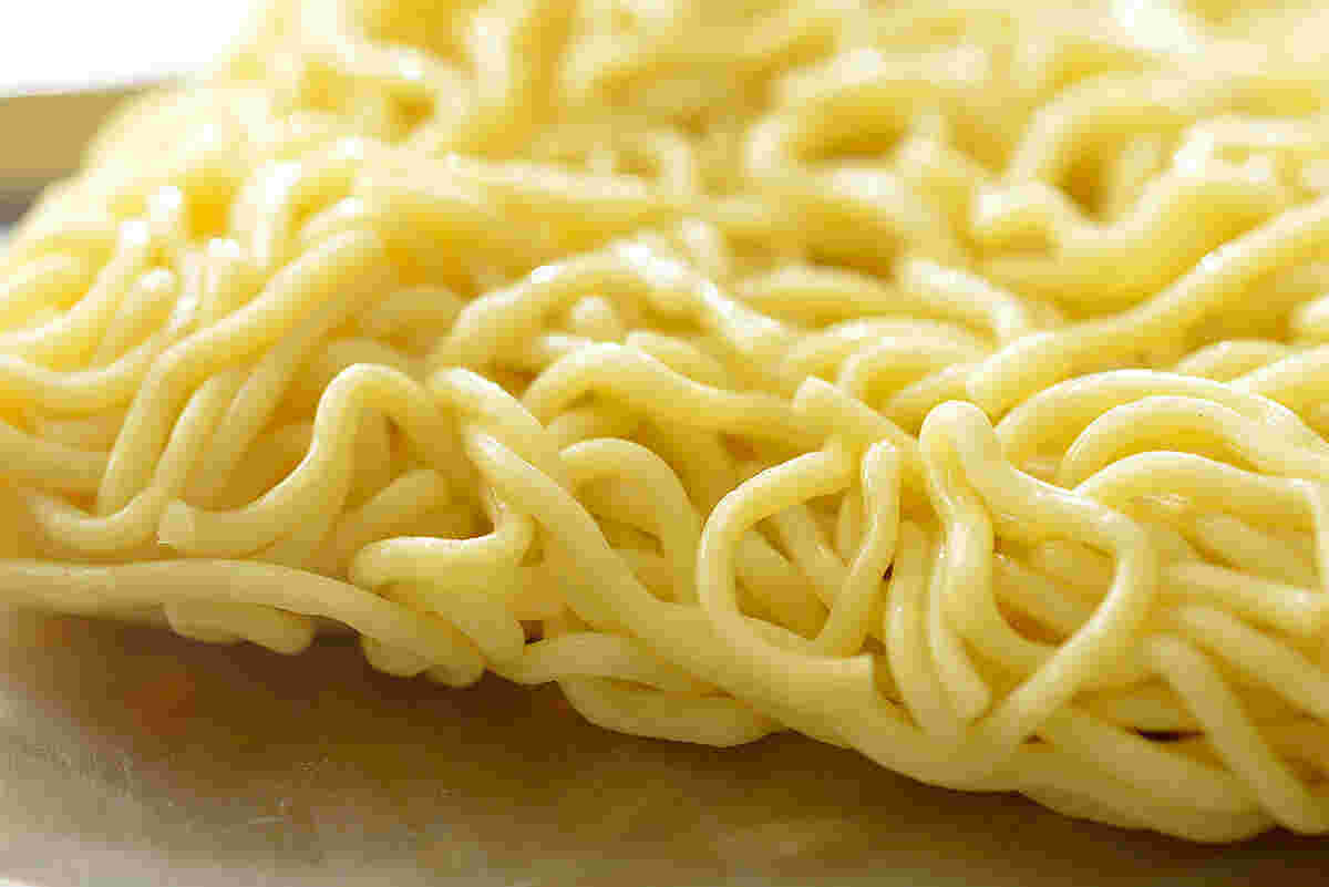 袋から出した焼きそば麺