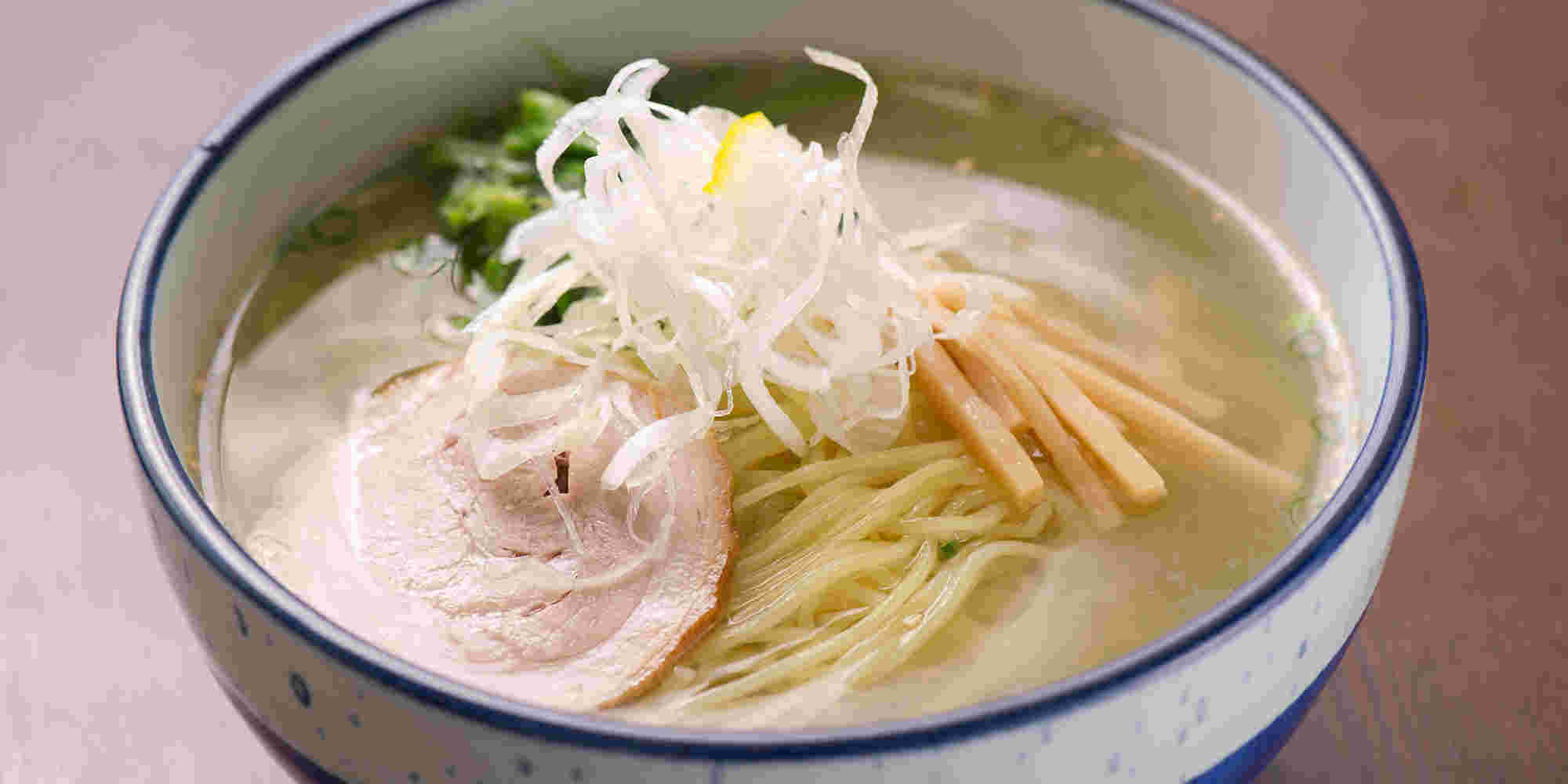 透き通ったスープの塩ラーメン