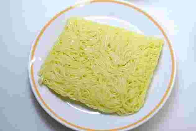 皿の上にのせた焼きそば麺