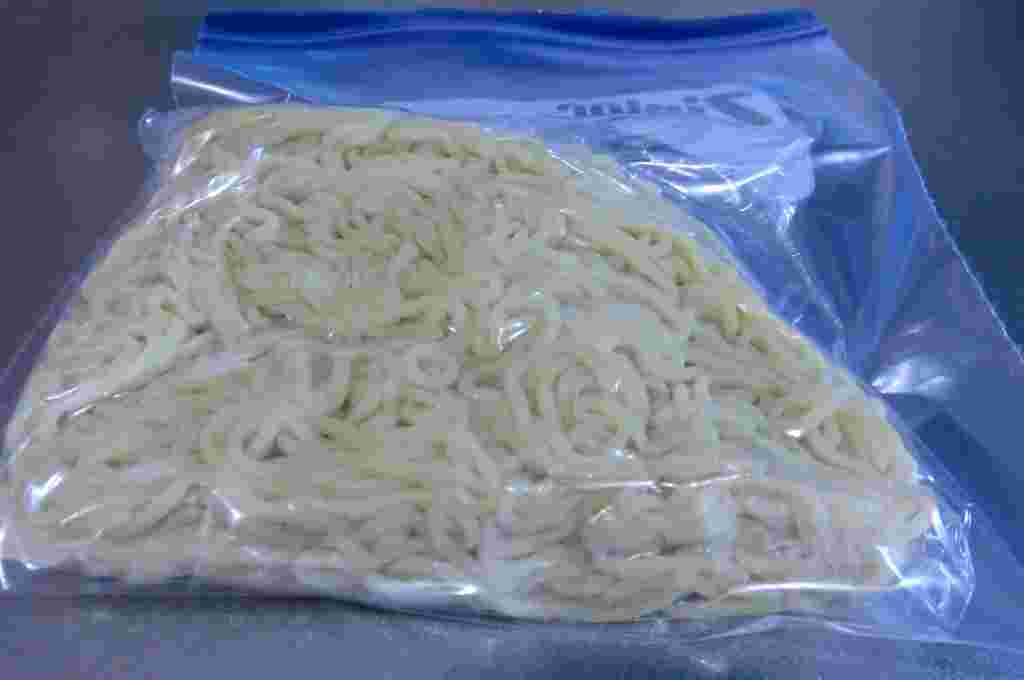 焼きそば麺をジップロックに入れている画像