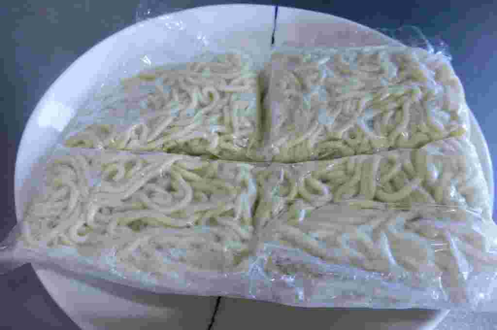 焼きそば麺を4分割にしている画像