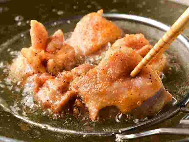 サラダ油で揚げている唐揚げ