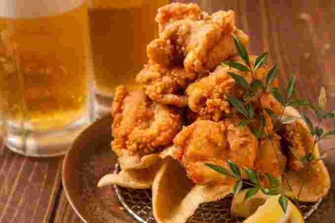 ビールとおつまみとして提供される唐揚げ