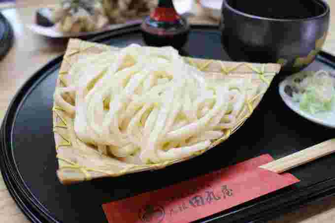 ざるにうどんがのっている画像