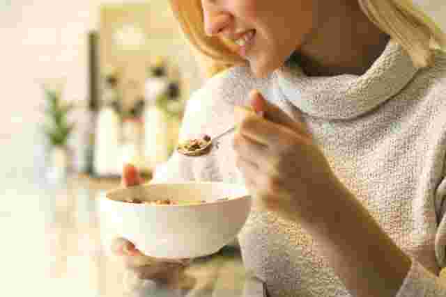 オートミールを食べる女性