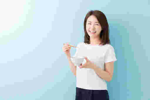 お茶碗を持っている女性