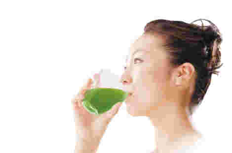 青汁を飲む