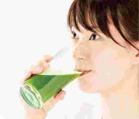 青汁を飲む