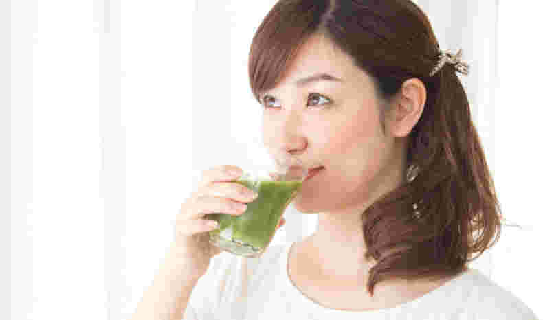 青汁を飲む
