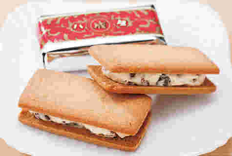 バタサンドクッキーをパッケージから出したところ
