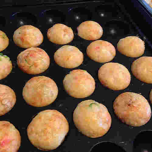 たこ焼きを焼いている画像
