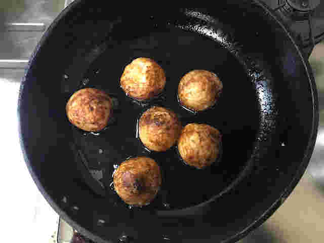 冷凍たこ焼きを揚げる様子