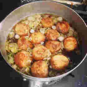 冷凍たこ焼きでスープを作る様子